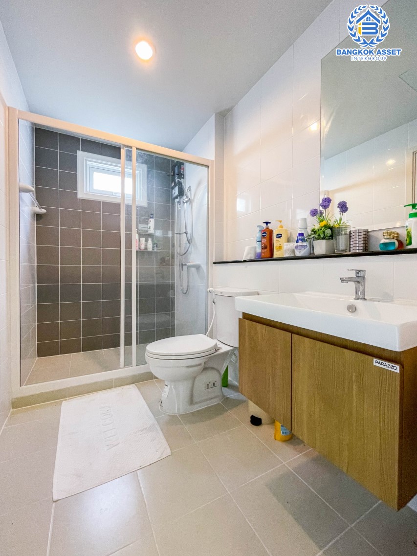 บ้านแฝดมือสอง ม.เดอะวิลเลจ กาญจนาภิเษก-ราชพฤกษ์2 เนื้อที่กว้าง 36.90 ตร.ว. ฟังก์ชัน 3 ห้องนอน 2 ห้องน้ำ 2 ที่จอดรถ บ้านสภาพใหม่พร้อมเข้าอยู่ ตั้งบนทำเลแห่งการเดินทาง เชื่อมต่อถนนบางกรวย-ไทรน้อย, ถนนกาญจนาภิเษก, ถนนชัยพฤกษ์ จองด่วน!